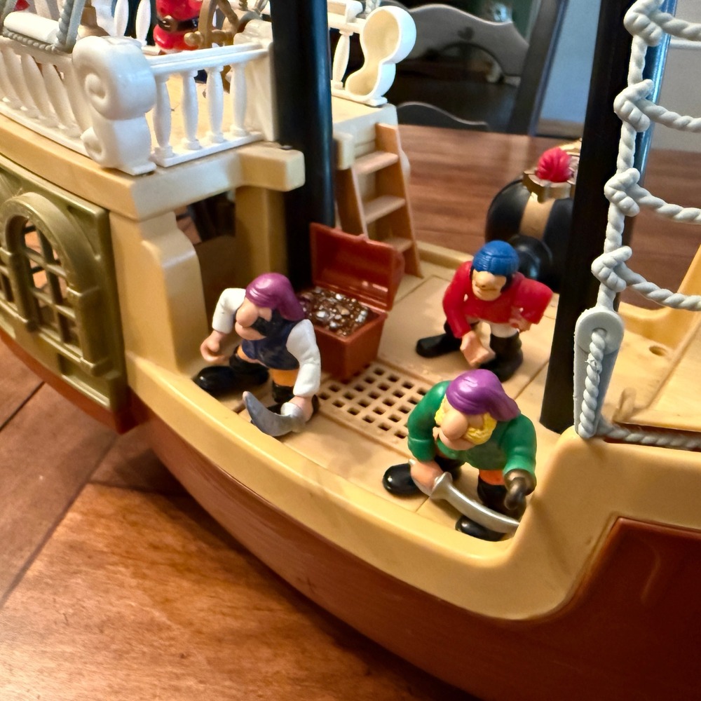 Fisher Price Great Adventures Pirate Ship Playset with 6 Figures and Cannon 1994 - Picture 5 of 15